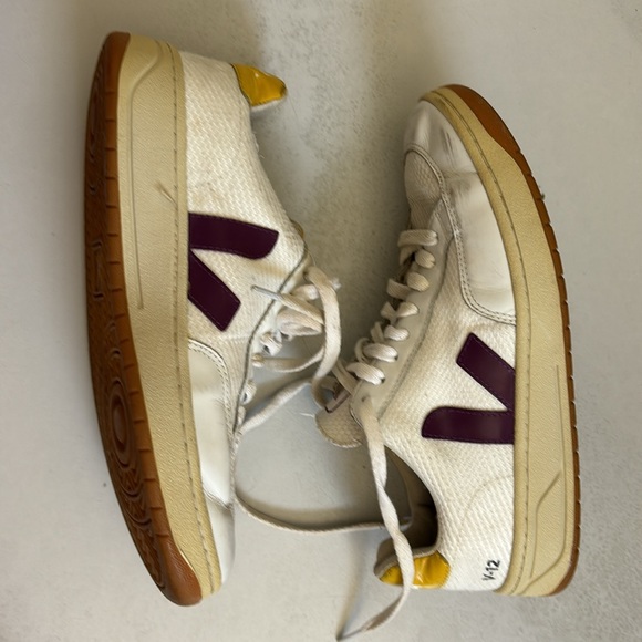 Veja Sneakers V-12 👟 with purple and yellow details - Picture 6 of 8